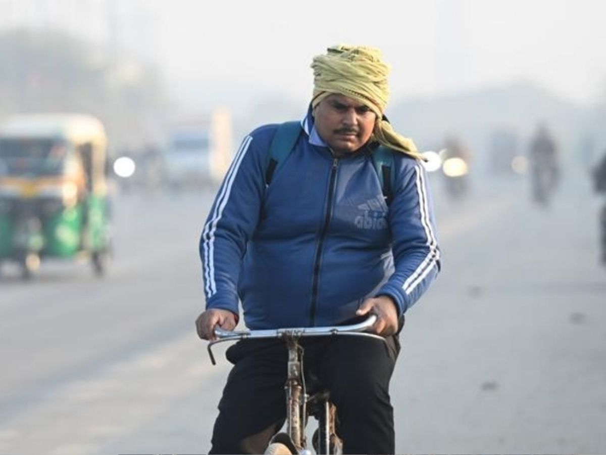 Delhi-NCR Weather: दिल्ली में छाई सफेद कोहरे की चादर! प्रदूषण की झेलनी पड़ रही मार; जानिए कैसा रहेगा आज का मौसम - Photo Gallery