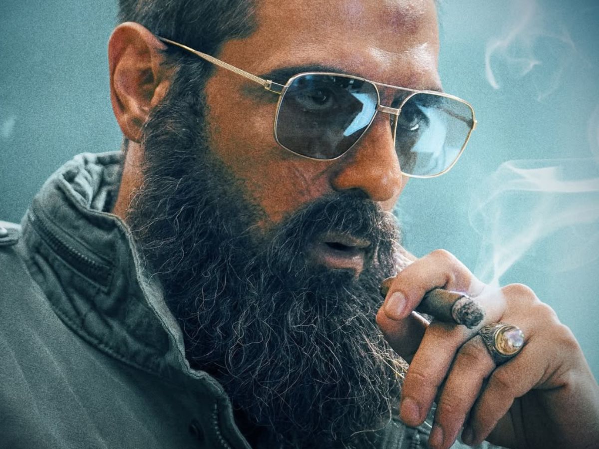 Dhurandhar: आंखों पर चश्मा, हाथ में सिगार… Arjun Rampal झक्कास लुक आउट; Ranveer Singh ने ट्रेलर रिलीज डेट से भी उठाया पर्दा - Photo Gallery