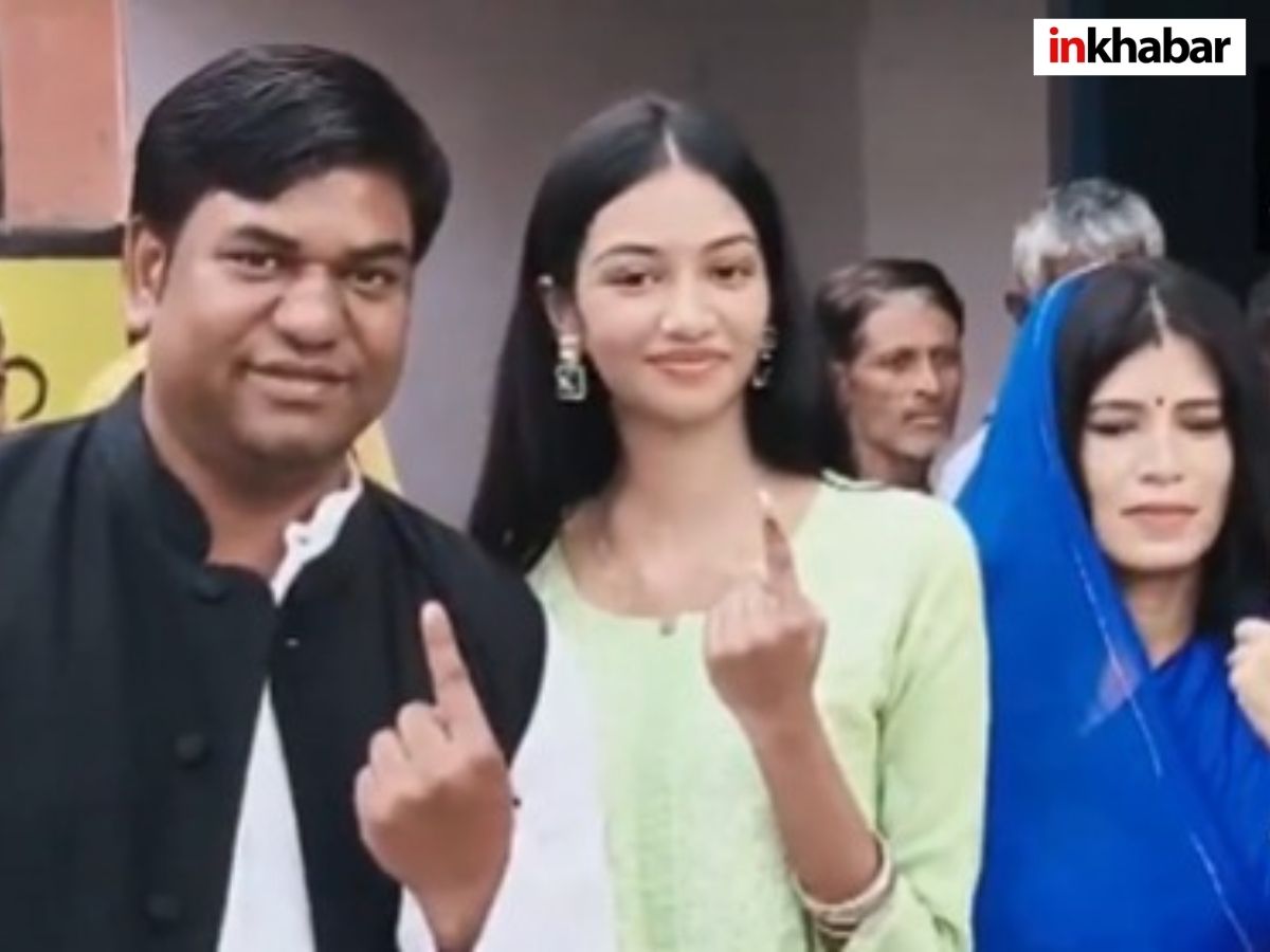Mukesh Sahni Family Picture After Vote - Photo Gallery