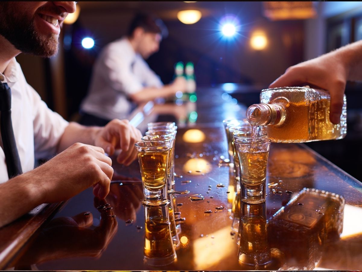 MCD By-Election: इतने दिनों के लिए दिल्ली में बंद रहेगी शराब की दुकानें, कई क्षेत्रों में ड्राई डे घोषित; जानें क्या है इसके पीछे की वजह? - Photo Gallery