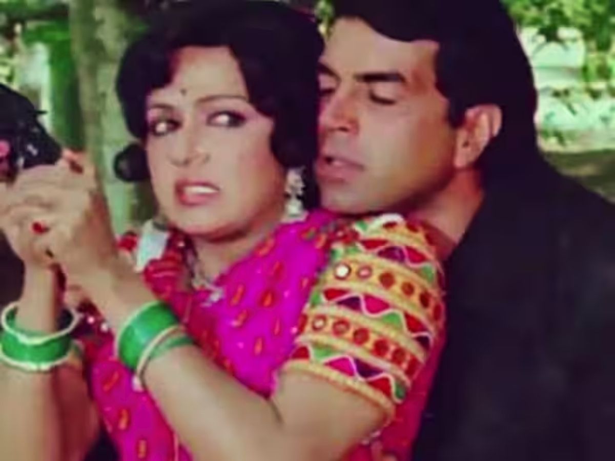 Hema Malini के साथ सीन शूट करने के लिए रिश्वत देते थे Dharmendra! खर्च कर डाले थे इतने रुपये - Photo Gallery