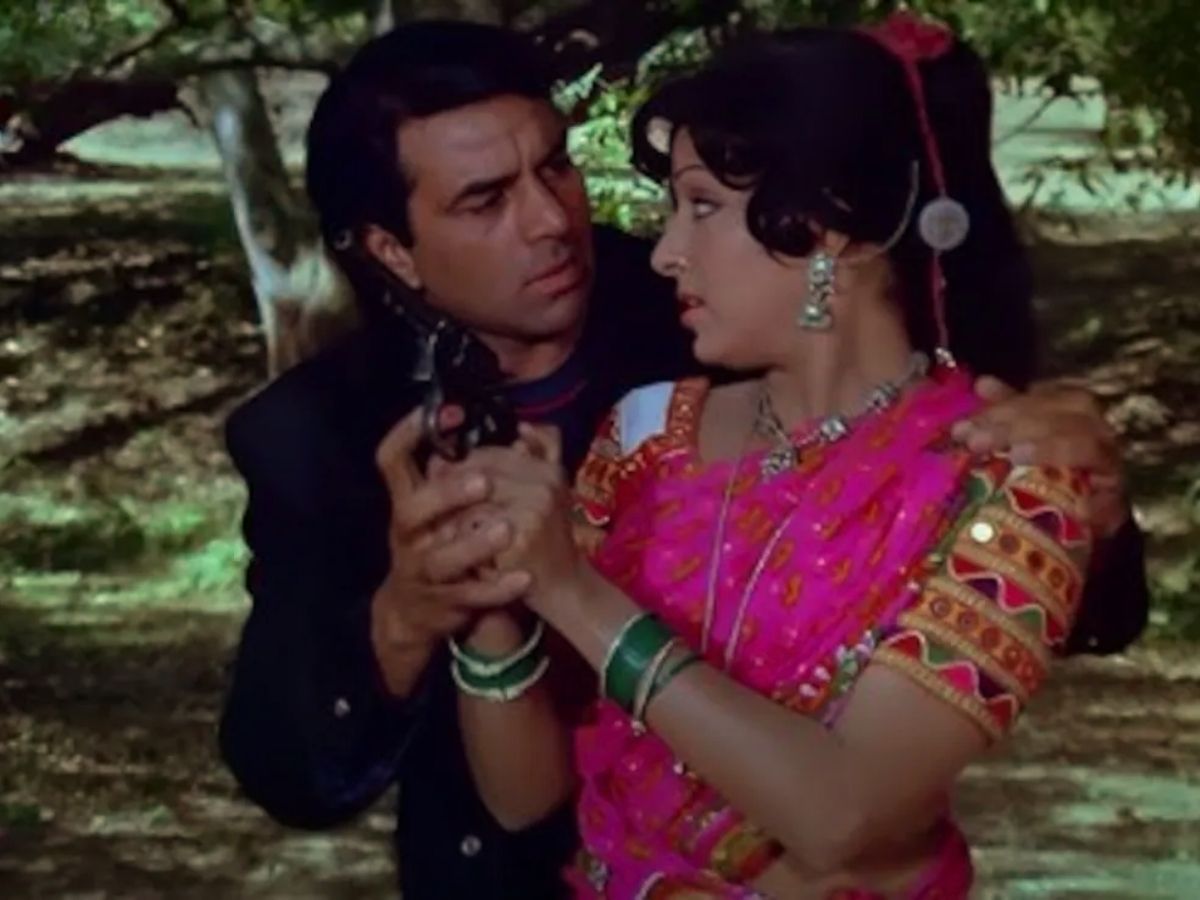 Hema Malini के साथ सीन शूट करने के लिए रिश्वत देते थे Dharmendra! खर्च कर डाले थे इतने रुपये - Photo Gallery