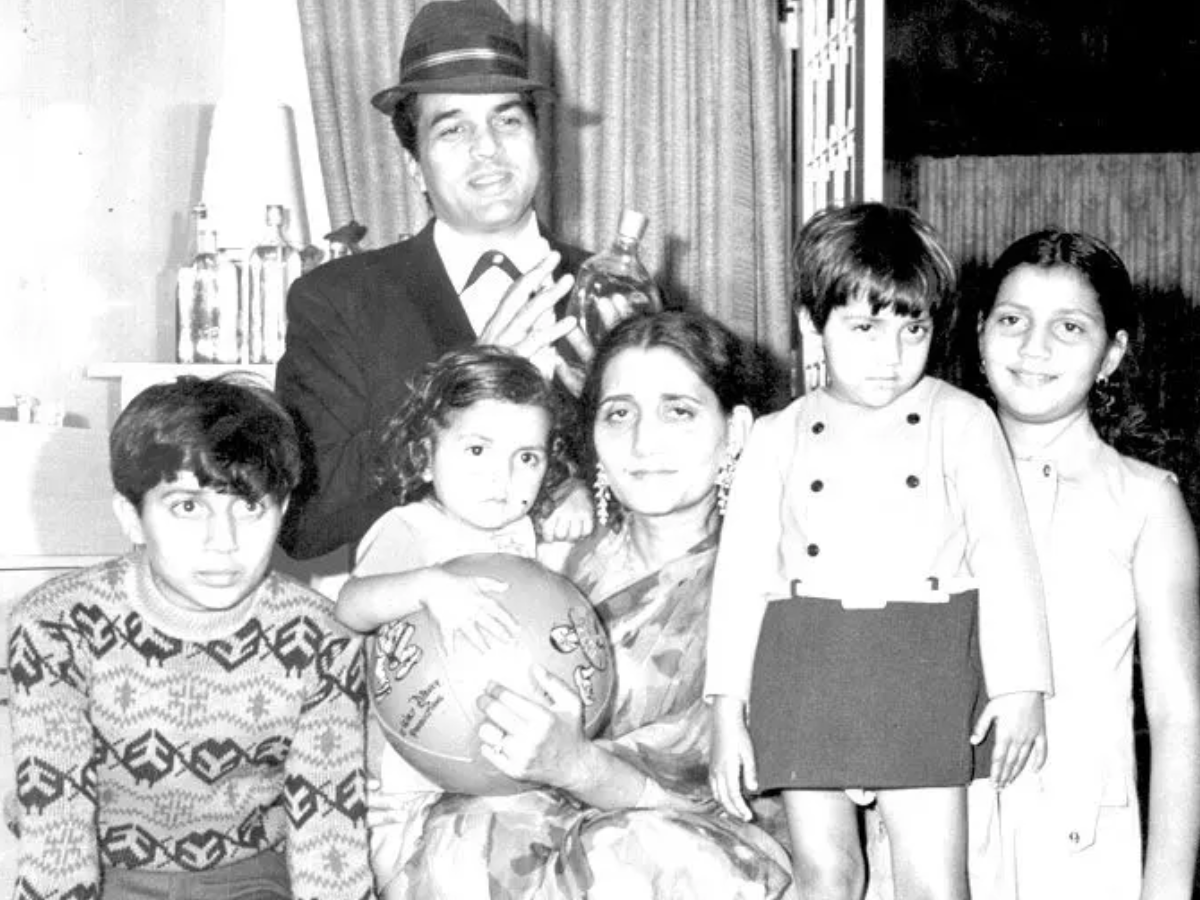 छह बच्चे और दो बीवियां, फिल्मों से दूर परिवार के साथ ऐसे वक्त बिताते हैं Dharmendra, देखें रेयर फैमिली PHOTOS - Photo Gallery