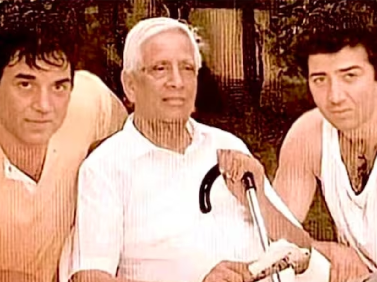 छह बच्चे और दो बीवियां, फिल्मों से दूर परिवार के साथ ऐसे वक्त बिताते हैं Dharmendra, देखें रेयर फैमिली PHOTOS - Photo Gallery