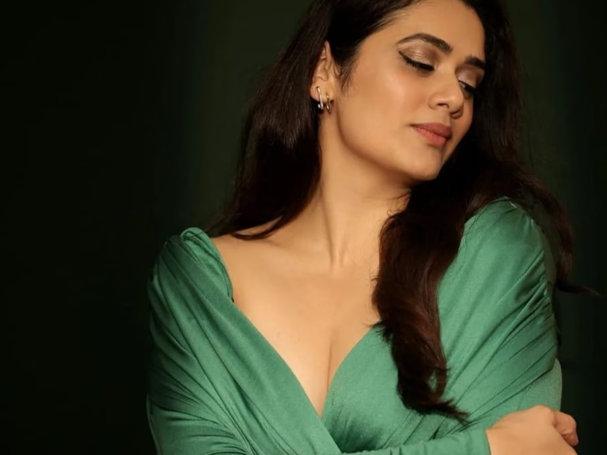 सोशल मीडिया पर छाई ‘जवान’ की हसीना, इंटीमेट सीन की वजह से बनी सेंसेशन, लोग बोले-नेशनल क्रश - Photo Gallery