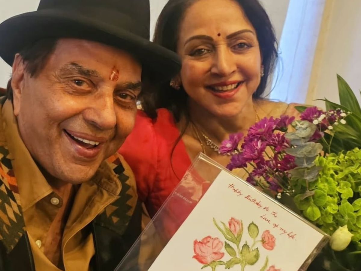 Dharmendra की प्रेयर मीट में Hema Malini नहीं हुईं शामिल, फिर फैमिली फोटोज शेयर कर लिखी दिल की बात - Photo Gallery