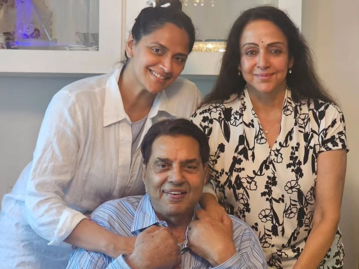 Dharmendra की प्रेयर मीट में Hema Malini नहीं हुईं शामिल, फिर फैमिली फोटोज शेयर कर लिखी दिल की बात - Photo Gallery