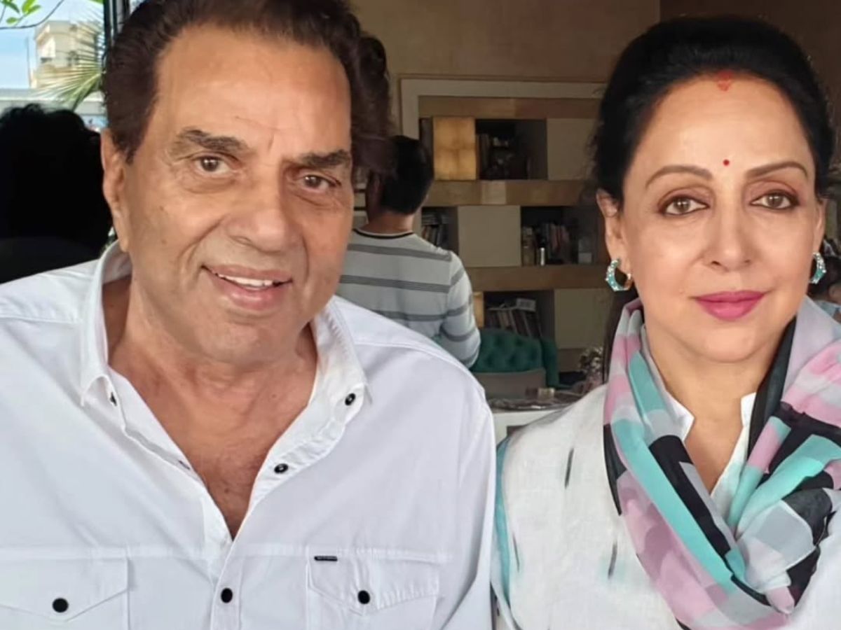 Dharmendra की प्रेयर मीट में Hema Malini नहीं हुईं शामिल, फिर फैमिली फोटोज शेयर कर लिखी दिल की बात - Photo Gallery