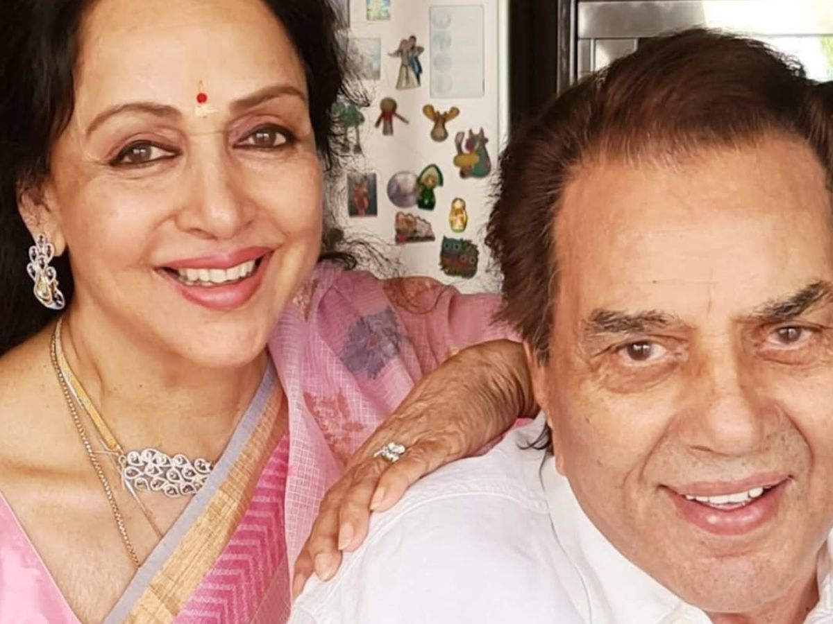 Dharmendra की प्रेयर मीट में Hema Malini नहीं हुईं शामिल, फिर फैमिली फोटोज शेयर कर लिखी दिल की बात - Photo Gallery