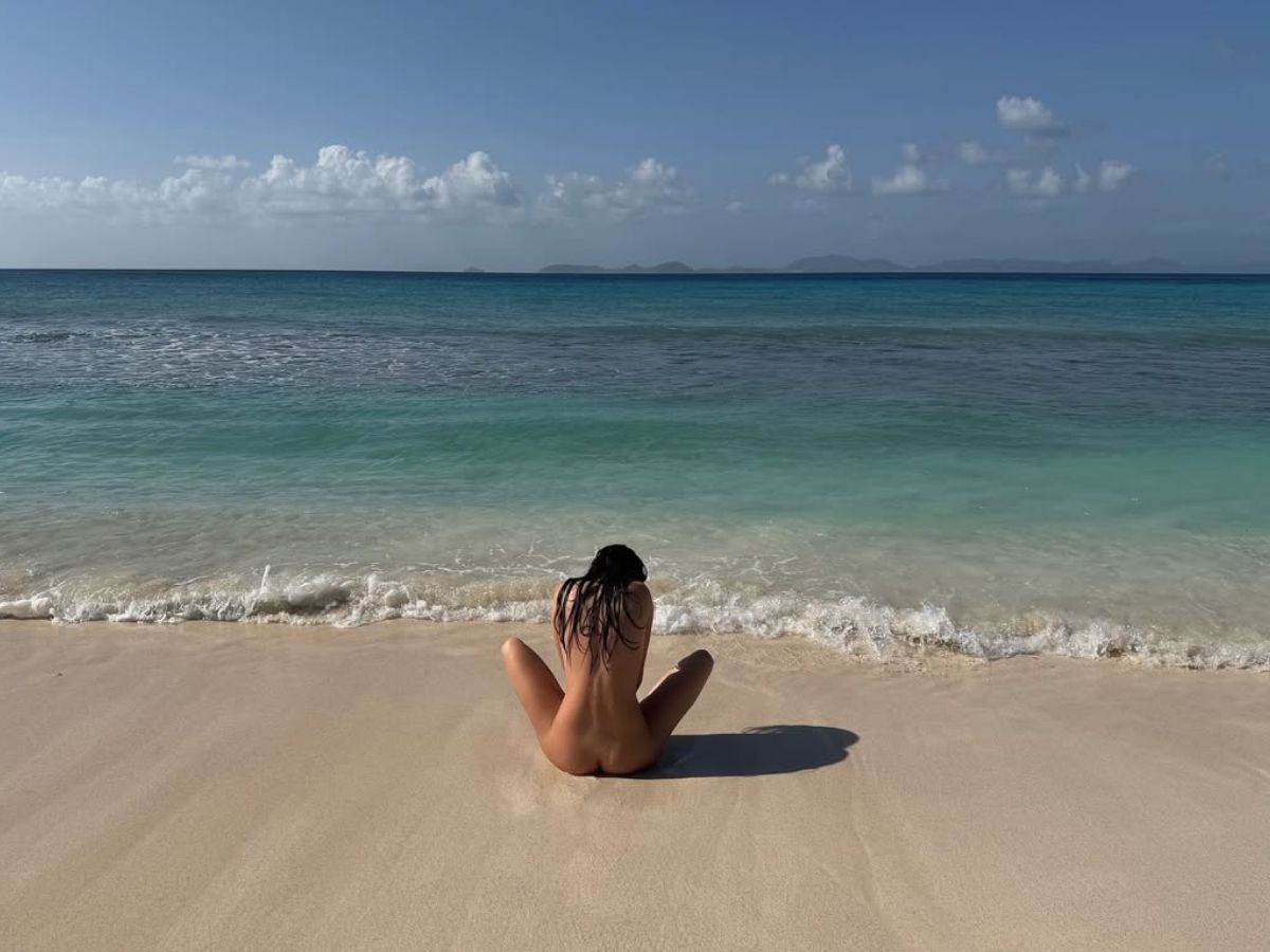 30 साल की होते ही हसीना ने सारे कपड़े उतारे, रेत पर लेटकर दिया ‘न्यूड’ पोज - Photo Gallery