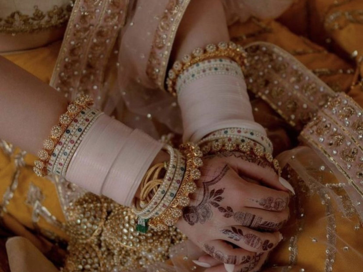 Bridal Chudda Latest Designs: इस बार शादी में छाया पिंक-वाइट ब्राइडल चूड़ा ट्रेंड, देखें लेटेस्ट डिजाइन आइडियाज - Photo Gallery