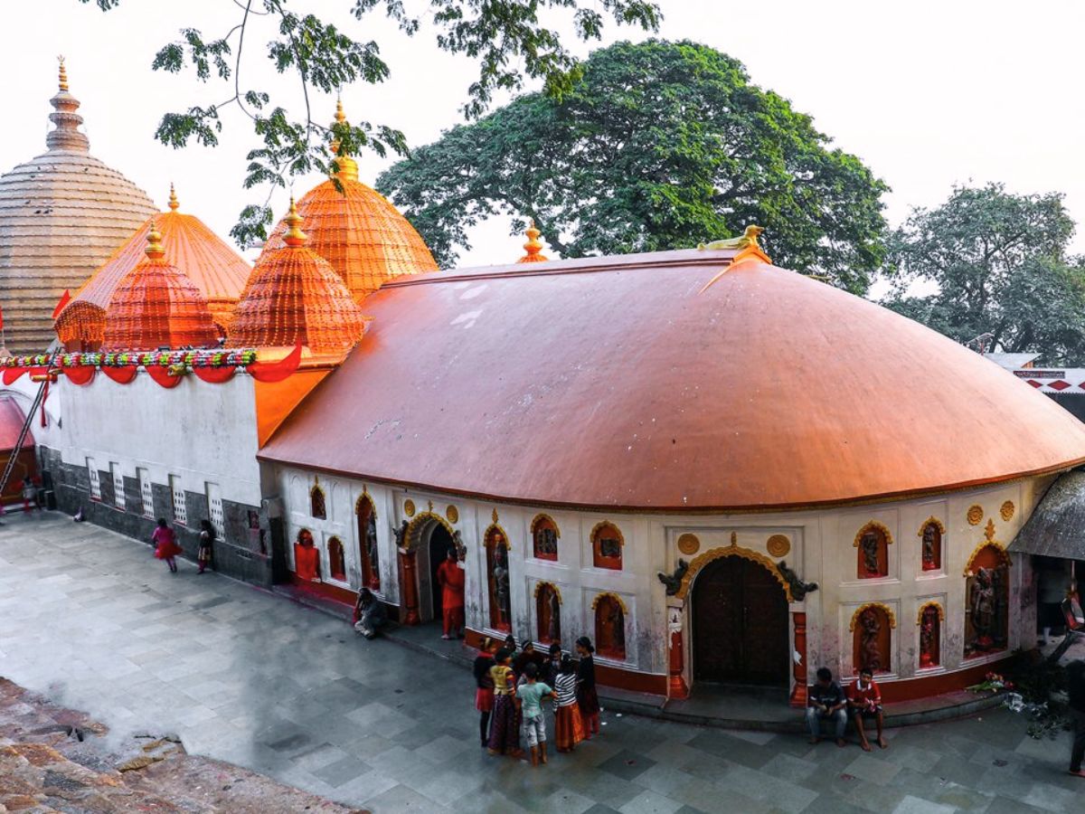 भारत के इन 5 मंदिरों से प्रसाद घर ले जाना है मना, खा लिया तो और मुसीबत! आखिर क्या है वजह - Photo Gallery