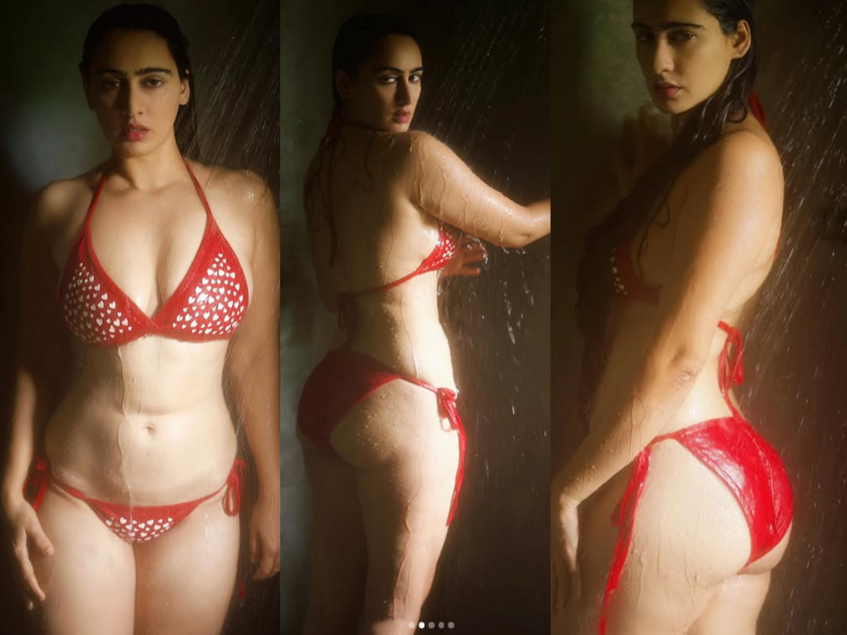 बिना कपड़ों के बाथरूम में नहाते हुए खूब बदन दिखाती है ये हसीना, सोशल मीडिया पर पार कर देती है बेशर्मी की हद! - Photo Gallery