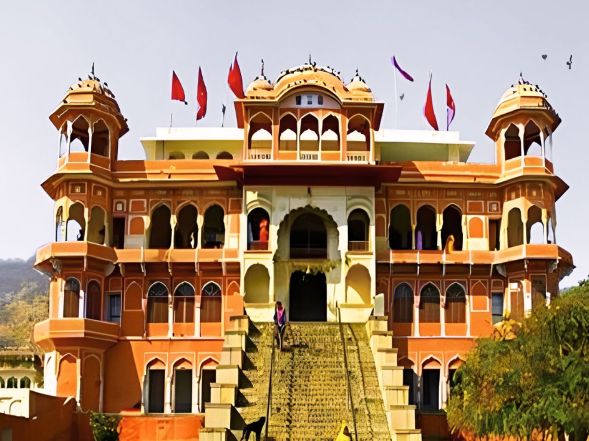 भारत के इन 5 मंदिरों से प्रसाद घर ले जाना है मना, खा लिया तो और मुसीबत! आखिर क्या है वजह - Photo Gallery