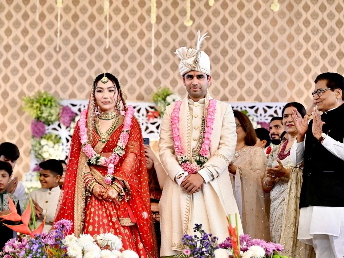 Rom Gopal Yadav give to the couple - Photo Gallery