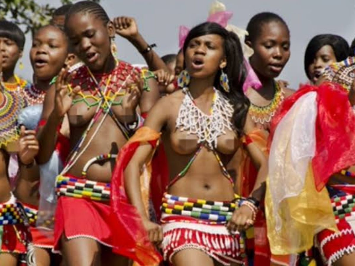 लड़की वर्जिन है या नहीं! देखने के बाद यहां होती है ‘वर्जिनिटी पार्टी’, कपड़े उतारकर करते हैं ये घटिया हरकत - Photo Gallery