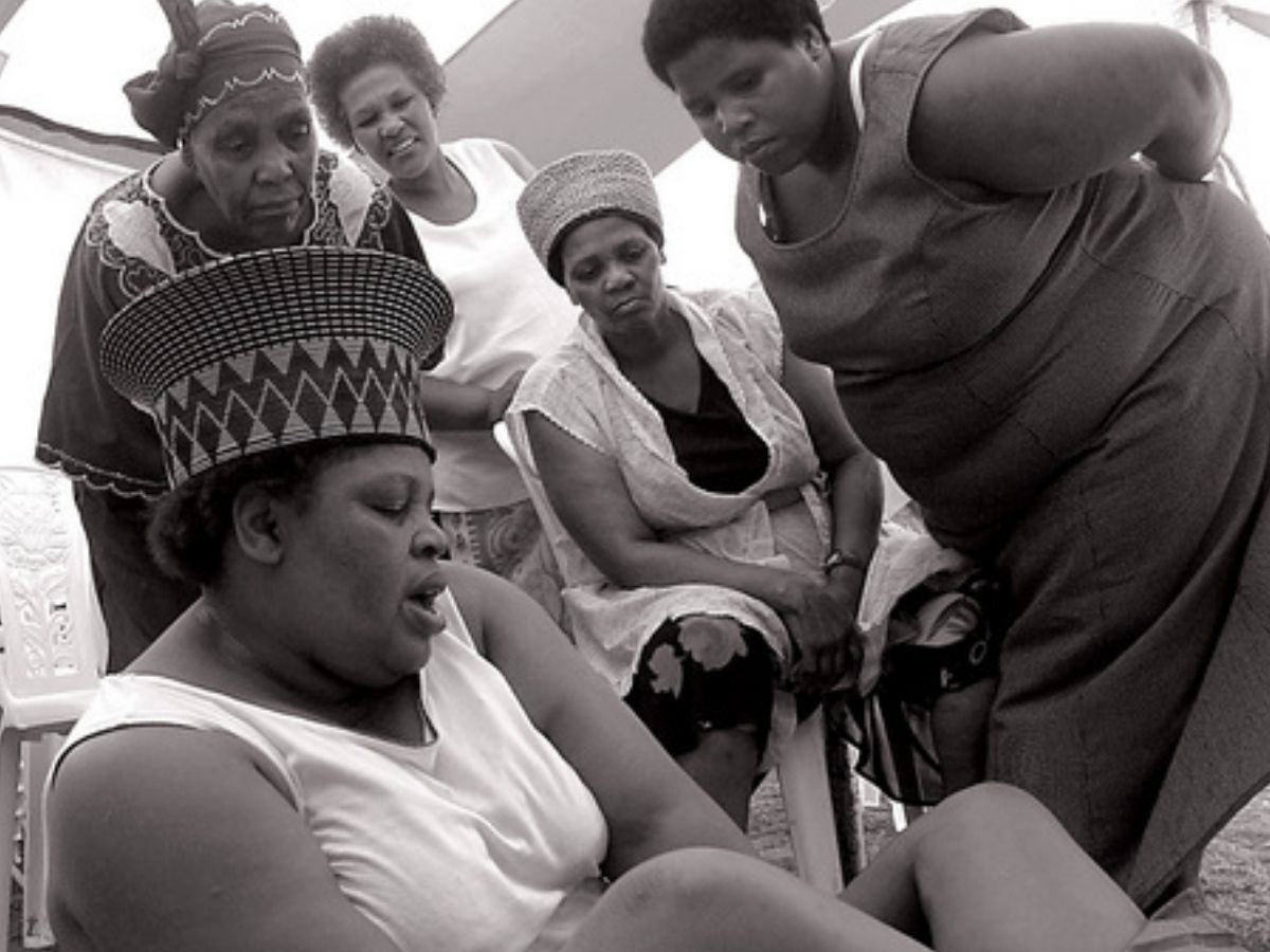 लड़की वर्जिन है या नहीं! देखने के बाद यहां होती है ‘वर्जिनिटी पार्टी’, कपड़े उतारकर करते हैं ये घटिया हरकत - Photo Gallery