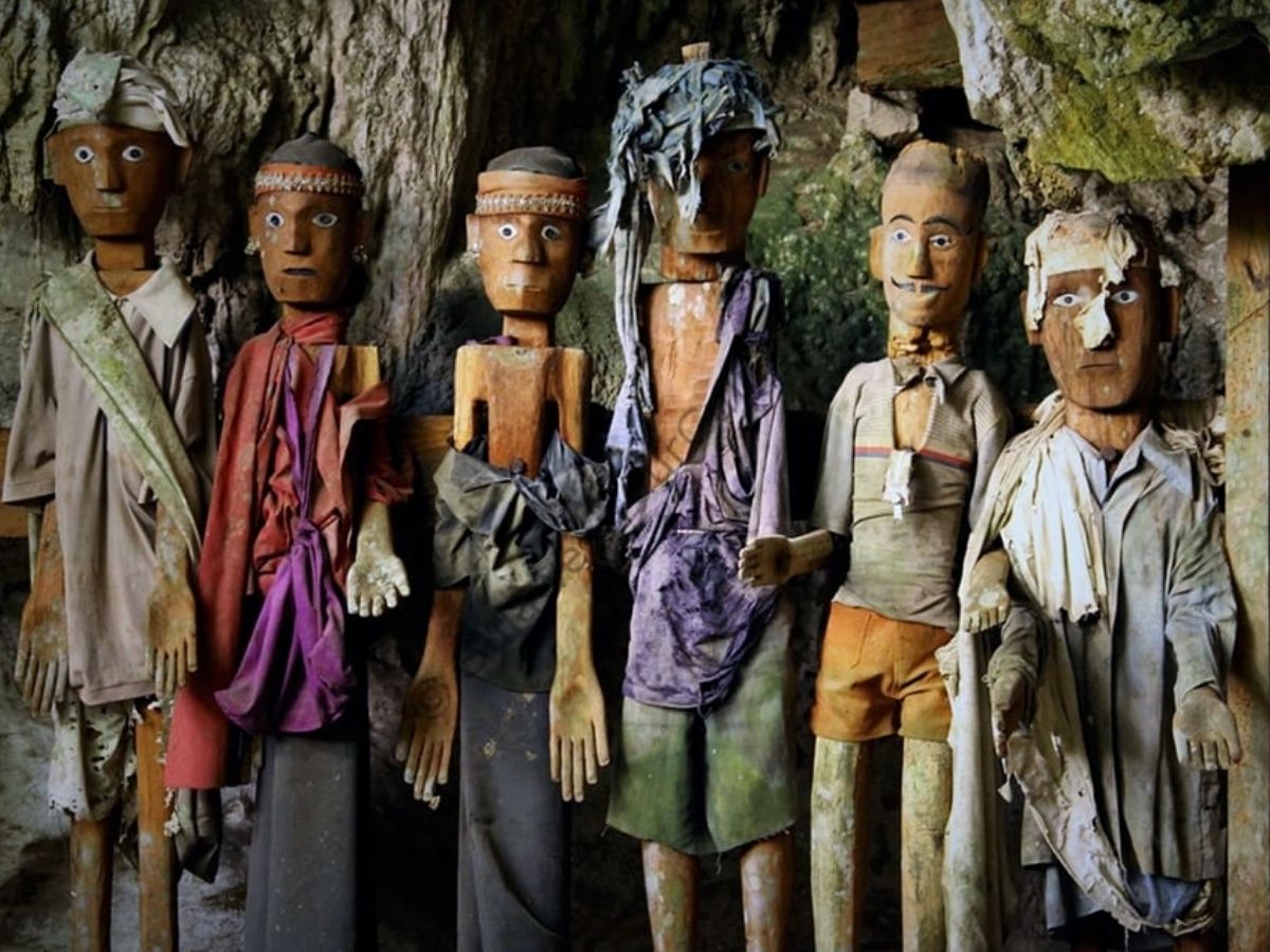 Toraja Tribe: कब्र से लाशें निकालकर करते हैं ये गंदा काम, इस अजीबोगरीब जनजाति के बारे में जानकर छूटेंगे पसीने - Photo Gallery