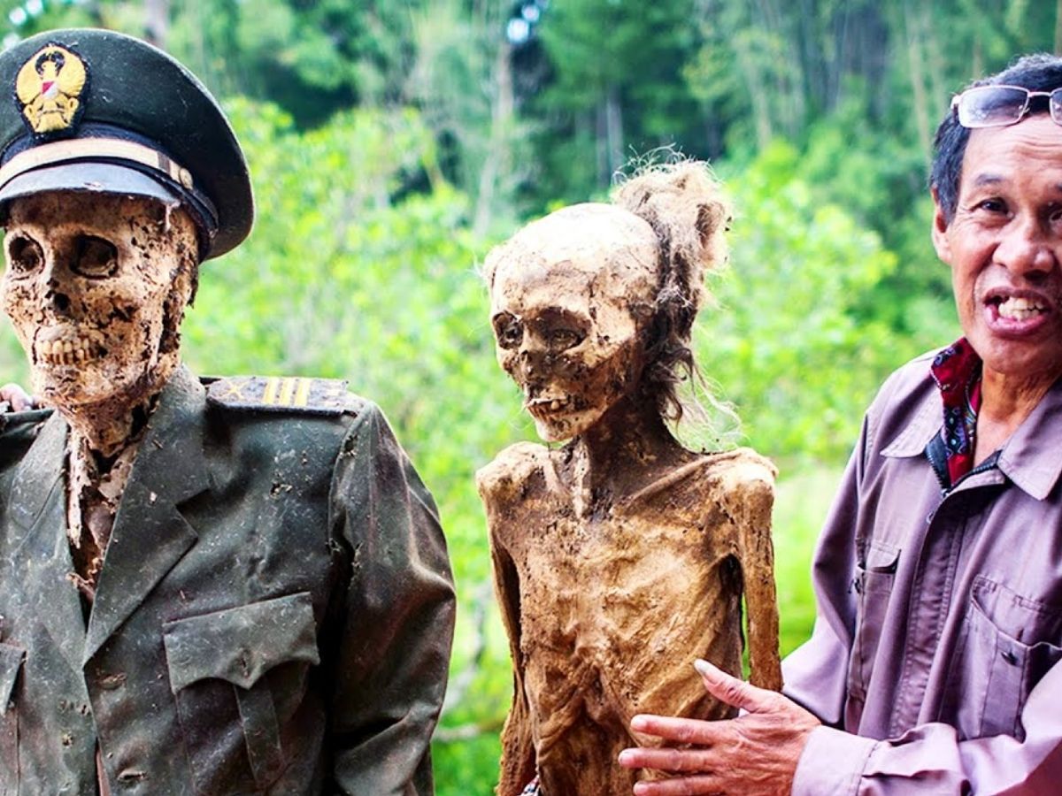 Toraja Tribe: कब्र से लाशें निकालकर करते हैं ये गंदा काम, इस अजीबोगरीब जनजाति के बारे में जानकर छूटेंगे पसीने - Photo Gallery