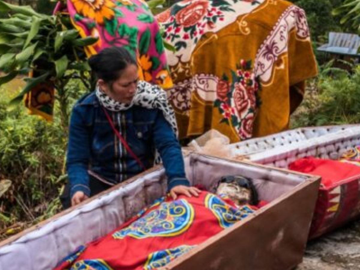 Toraja Tribe: कब्र से लाशें निकालकर करते हैं ये गंदा काम, इस अजीबोगरीब जनजाति के बारे में जानकर छूटेंगे पसीने - Photo Gallery