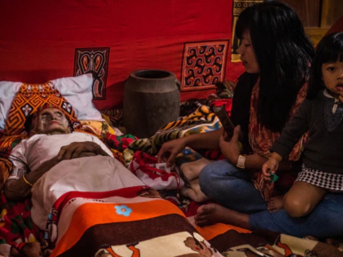 Toraja Tribe: कब्र से लाशें निकालकर करते हैं ये गंदा काम, इस अजीबोगरीब जनजाति के बारे में जानकर छूटेंगे पसीने - Photo Gallery