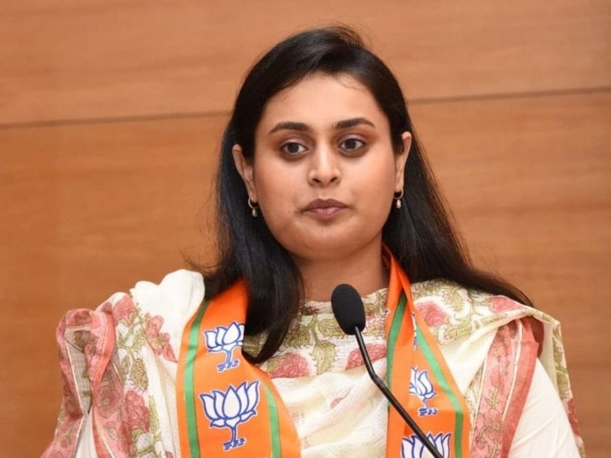 महाकाल के दर पर खेल और सियासत का संगम, क्रिकेटर रजत पाटीदार और बिहार सरकार में मंत्री श्रेयसी सिंह ने परिवार संग किए दर्शन - Photo Gallery