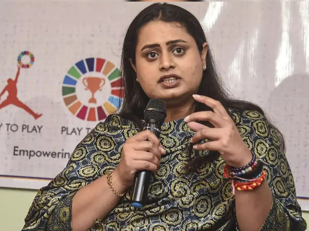 महाकाल के दर पर खेल और सियासत का संगम, क्रिकेटर रजत पाटीदार और बिहार सरकार में मंत्री श्रेयसी सिंह ने परिवार संग किए दर्शन - Photo Gallery