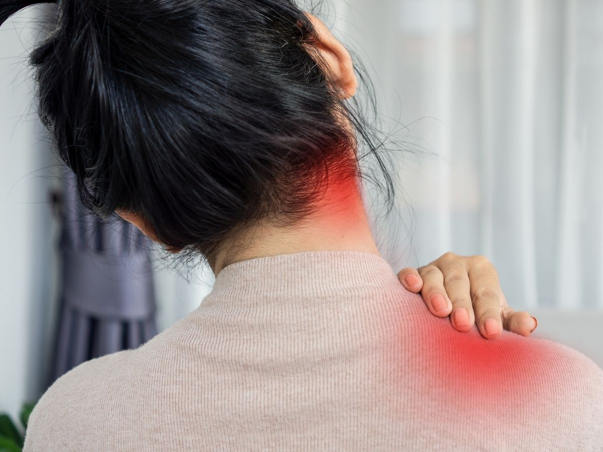 सर्दियों में गर्दन-कंधे का दर्द क्यों बढ़ता है? आयुर्वेद और साइंस बताते हैं राहत के आसान देसी उपाय - Photo Gallery