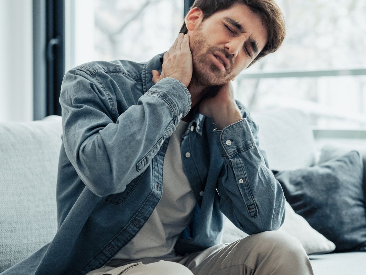 सर्दियों में गर्दन-कंधे का दर्द क्यों बढ़ता है? आयुर्वेद और साइंस बताते हैं राहत के आसान देसी उपाय - Photo Gallery