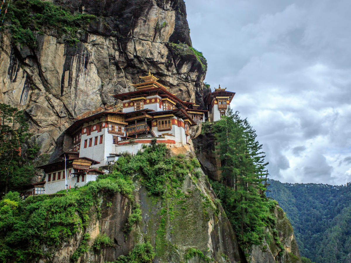 घर, जमीन, पढ़ाई, इलाज सब फ्री… भारत के इस पड़ोसी देश का मॉडल दुनिया में अनोखा, लेकिन शादी को लेकर है अनोखा कानून - Photo Gallery