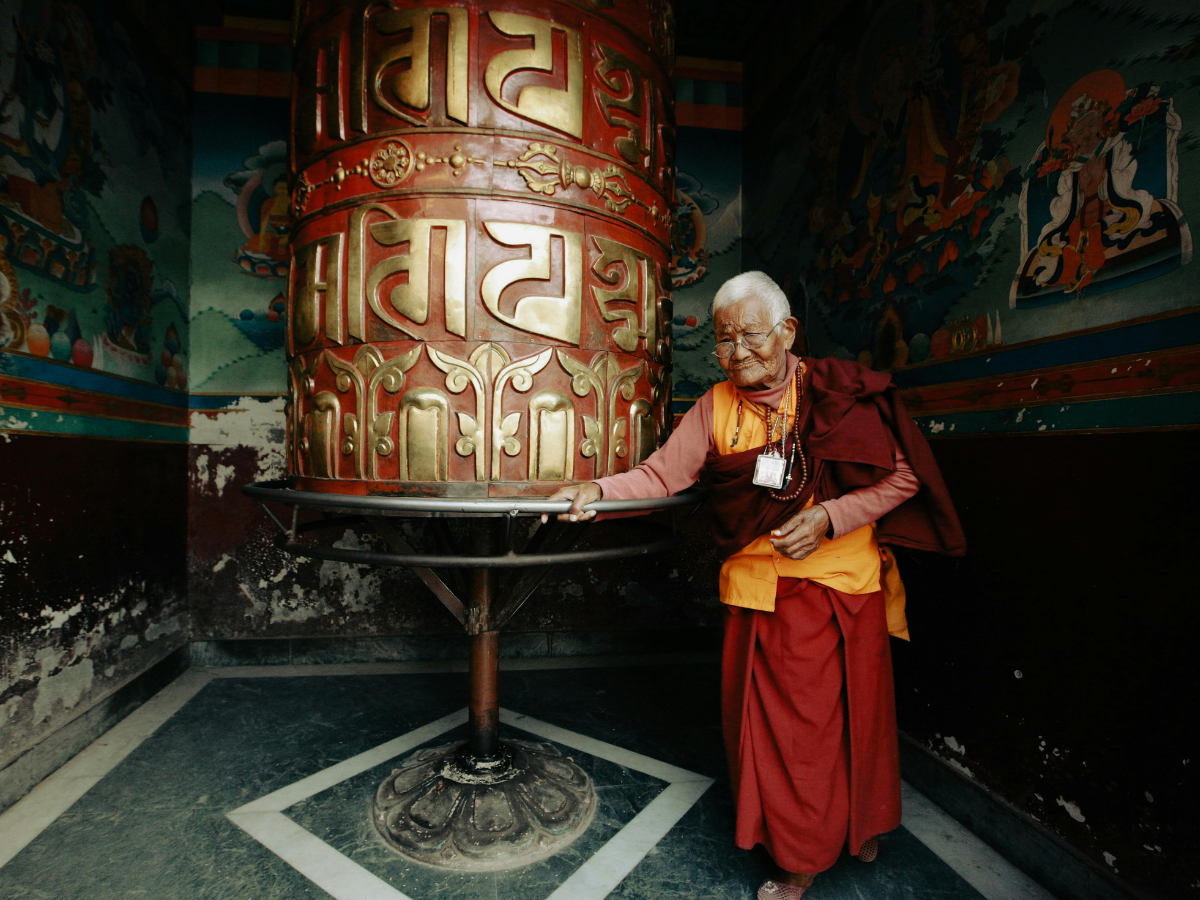 घर, जमीन, पढ़ाई, इलाज सब फ्री… भारत के इस पड़ोसी देश का मॉडल दुनिया में अनोखा, लेकिन शादी को लेकर है अनोखा कानून - Photo Gallery