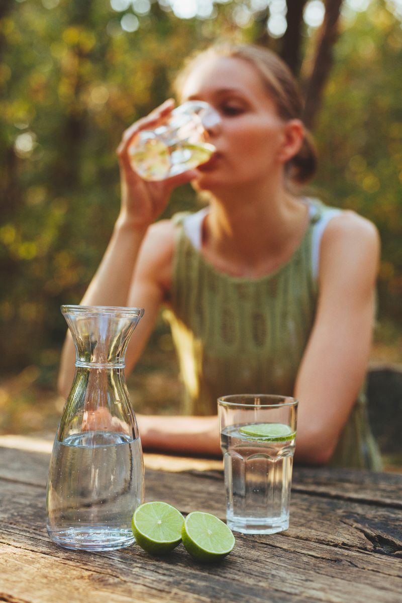 Empty Stomach Water: खाली पेट पानी पीना है शरीर के लिए फायदेमंद, जानें हेल्थ बेनिफिट्स और ओवरड्रिंकिंग के खतरे - Photo Gallery