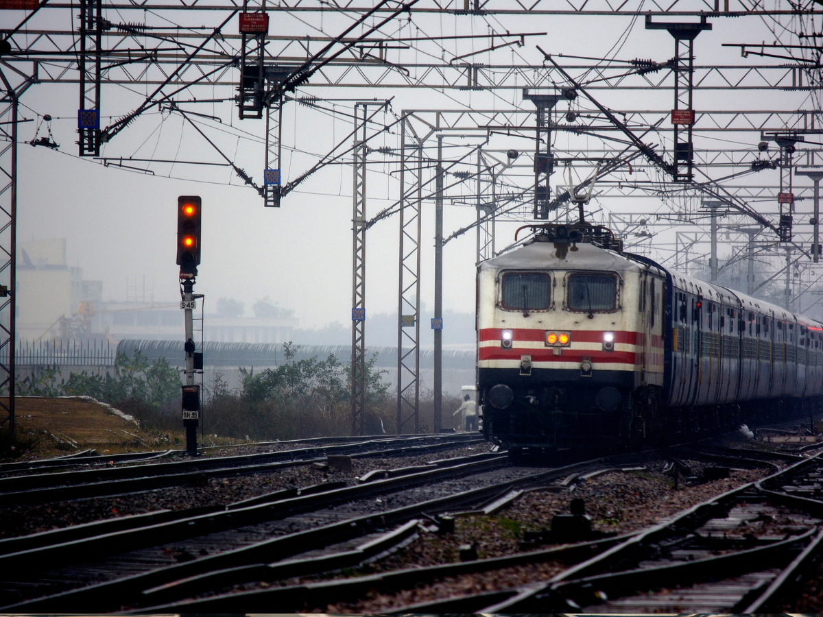 चलती ट्रेन में बिगड़े स्वास्थ्य तो कैसे बुलाएं डॉक्टर, यहां जानें रेलवे कैसे करेगा आपकी मदद? - Photo Gallery