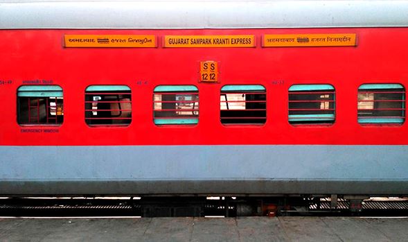 Kranti Express delayed by more than 11 hours - Photo Gallery