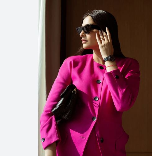 Sonam Kapoor Oversized Retro - Photo Gallery