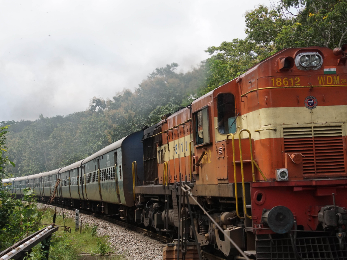 चलती ट्रेन में बिगड़े स्वास्थ्य तो कैसे बुलाएं डॉक्टर, यहां जानें रेलवे कैसे करेगा आपकी मदद? - Photo Gallery