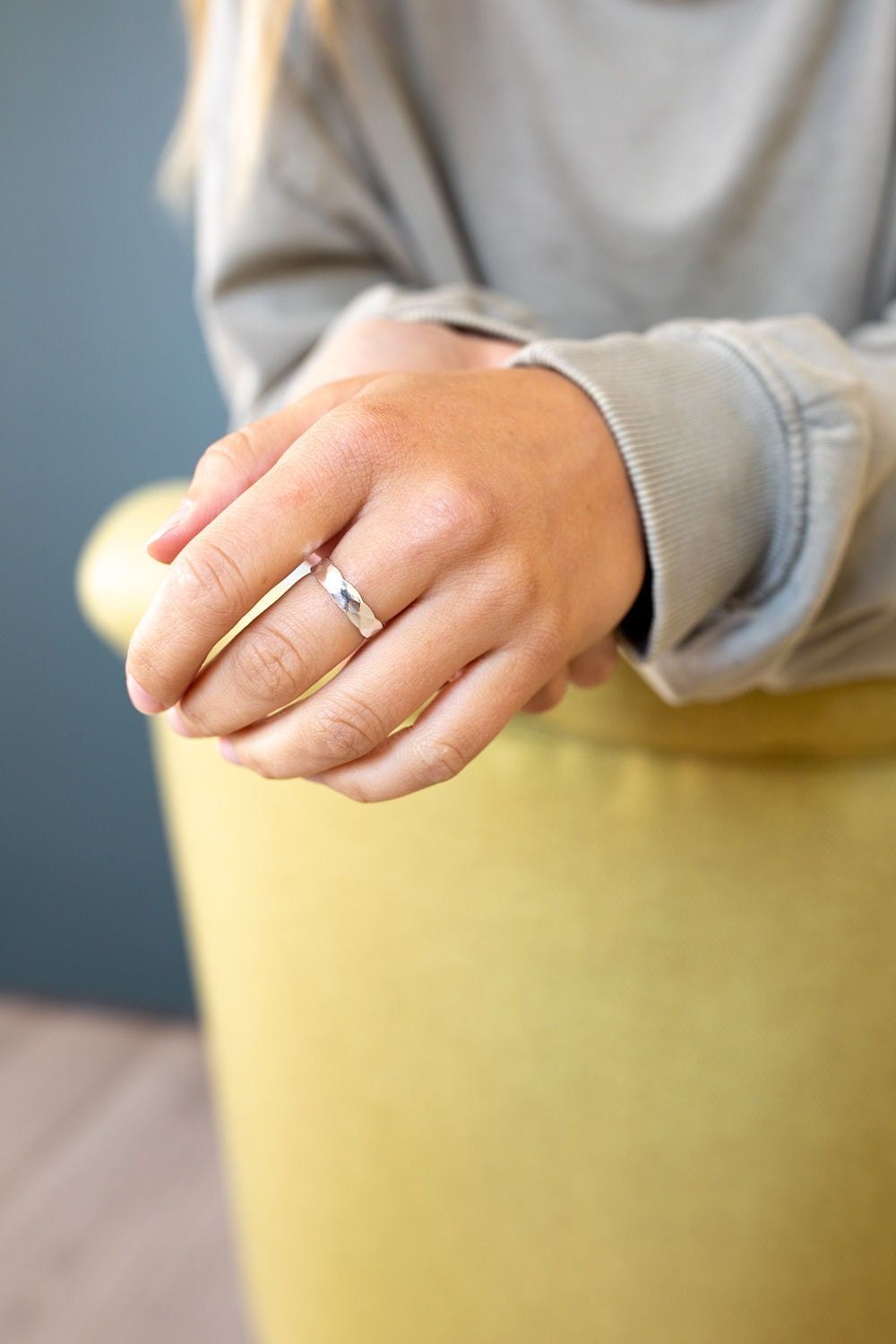 Benefits of Silver Ring On Thumb: अंगूठे में चांदी का छल्ला पहनने से मिलते हैं इतने फायदे कि जानकर चौंक जाएंगे - Photo Gallery