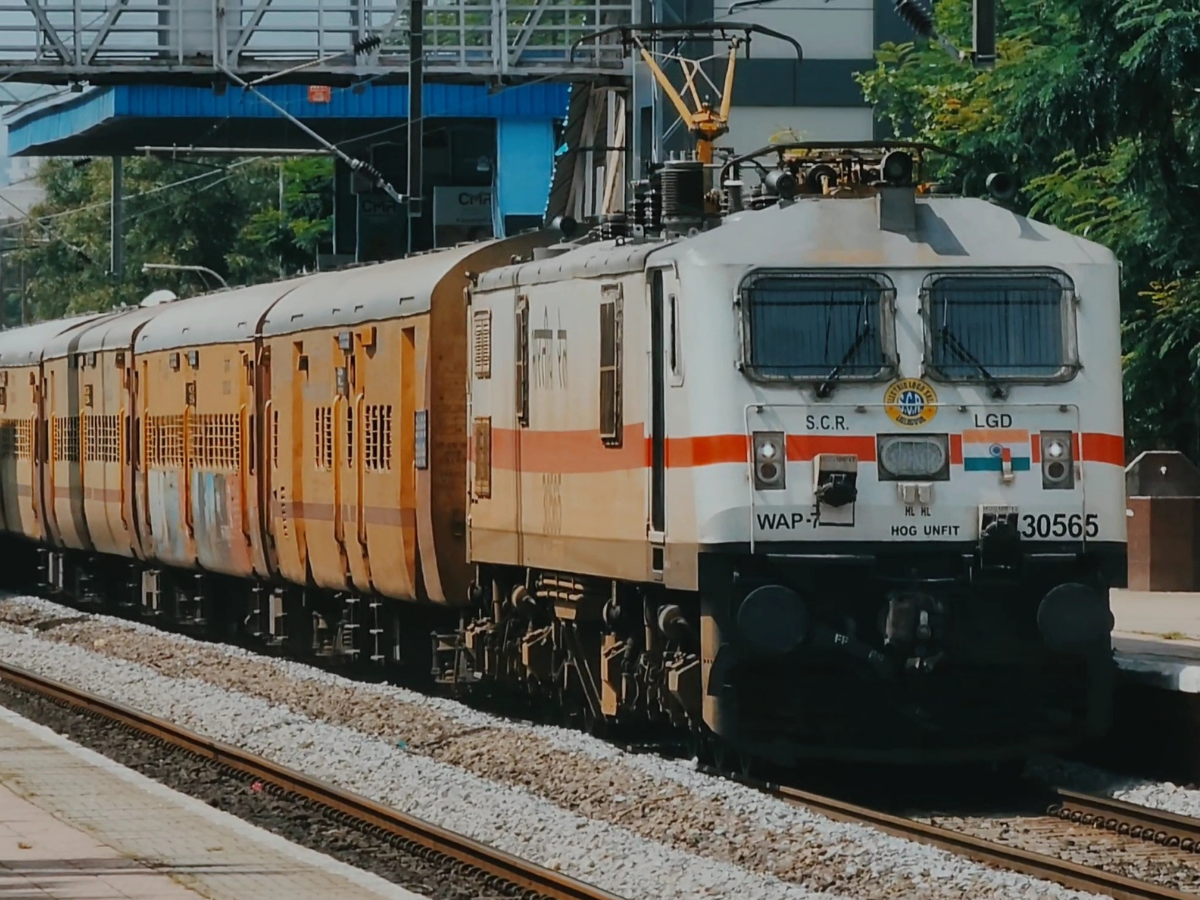 चलती ट्रेन में बिगड़े स्वास्थ्य तो कैसे बुलाएं डॉक्टर, यहां जानें रेलवे कैसे करेगा आपकी मदद? - Photo Gallery