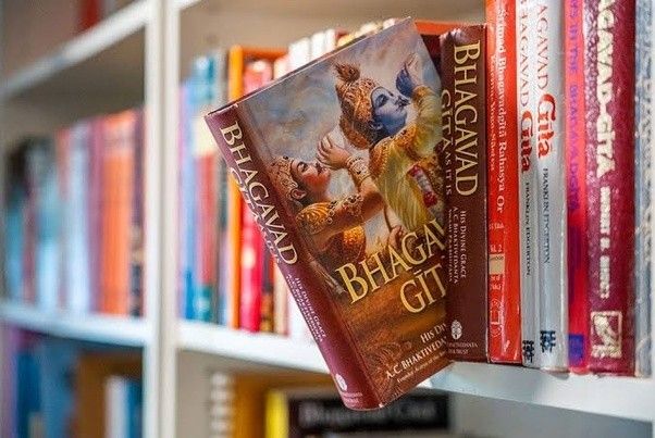 Bhagavad Gita: तोहफ़े में भगवद गीता देने का अर्थ, जानें इसका महत्व - Photo Gallery