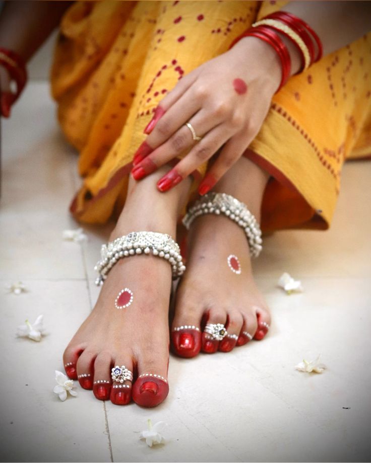 Alta: अविवाहित लड़कियां आलता लगाते समय एड़ियां क्यों नहीं मिलातीं? जानें इसके पीछे का रहस्य - Photo Gallery