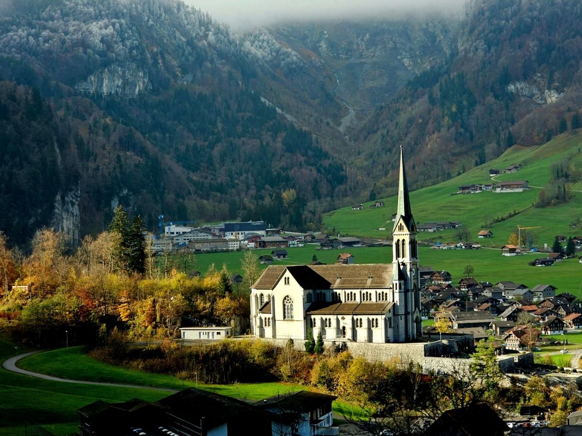 धरती पर जन्नत से कम नहीं ये खूबसूरत देश, दोस्तों के साथ प्लान करें ट्रिप; 2026 की Foreign Trip बन जाएगी यादगार - Photo Gallery