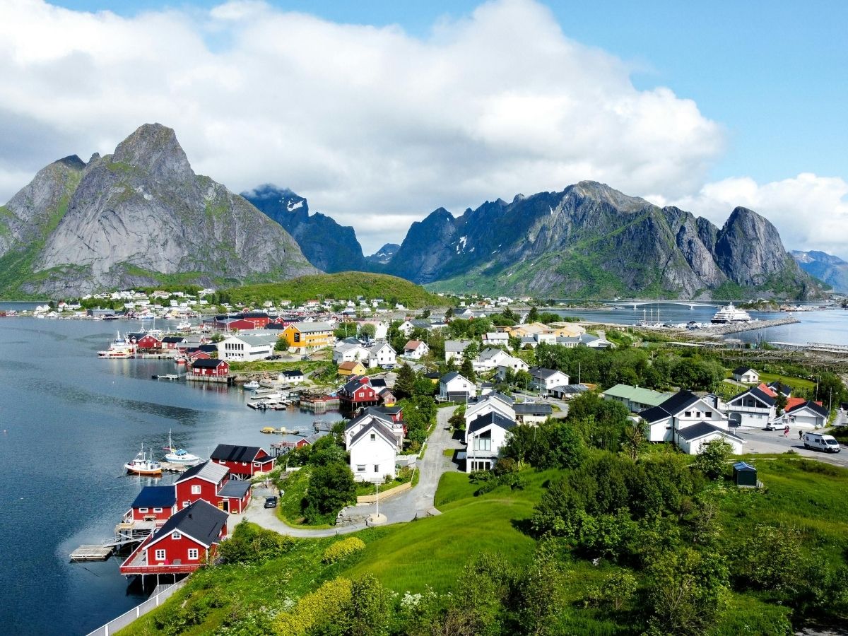 धरती पर जन्नत से कम नहीं ये खूबसूरत देश, दोस्तों के साथ प्लान करें ट्रिप; 2026 की Foreign Trip बन जाएगी यादगार - Photo Gallery