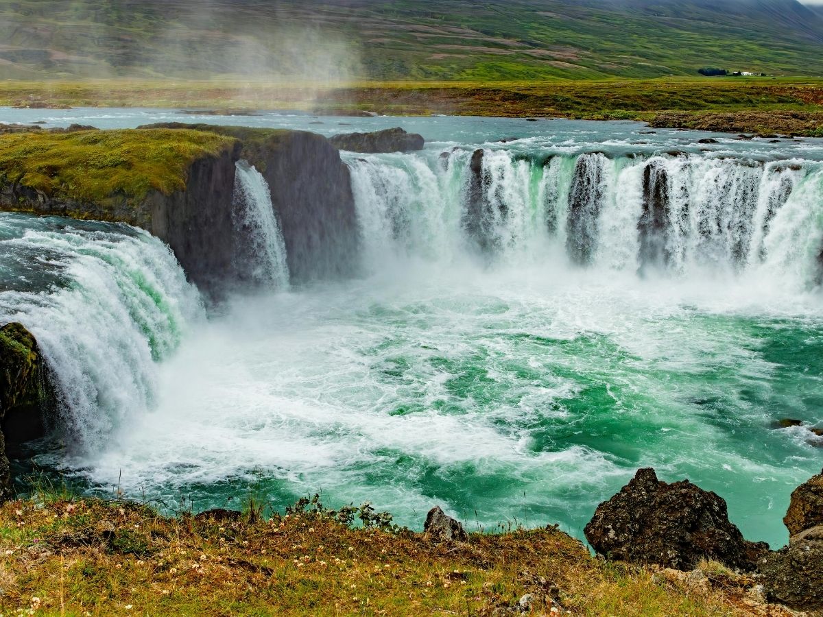 धरती पर जन्नत से कम नहीं ये खूबसूरत देश, दोस्तों के साथ प्लान करें ट्रिप; 2026 की Foreign Trip बन जाएगी यादगार - Photo Gallery