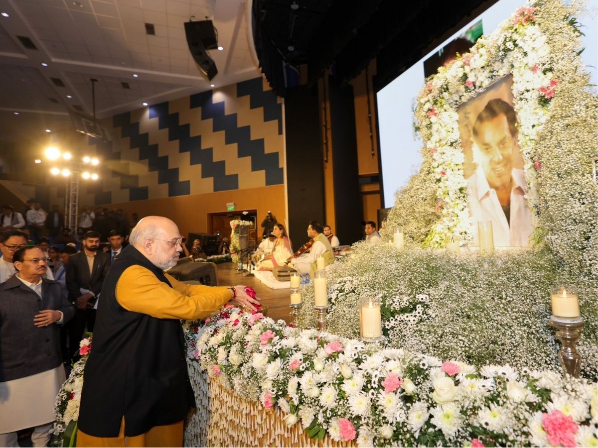 धर्मेंद्र के निधन के 18 दिन बाद हेमा मालिनी ने रखा प्रेयर मीट, अमित शाह ने कही दिल की बात! देखिए ये कुछ खास तस्वीरें - Photo Gallery