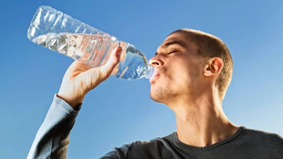 Empty Stomach Water: खाली पेट पानी पीना है शरीर के लिए फायदेमंद, जानें हेल्थ बेनिफिट्स और ओवरड्रिंकिंग के खतरे - Photo Gallery