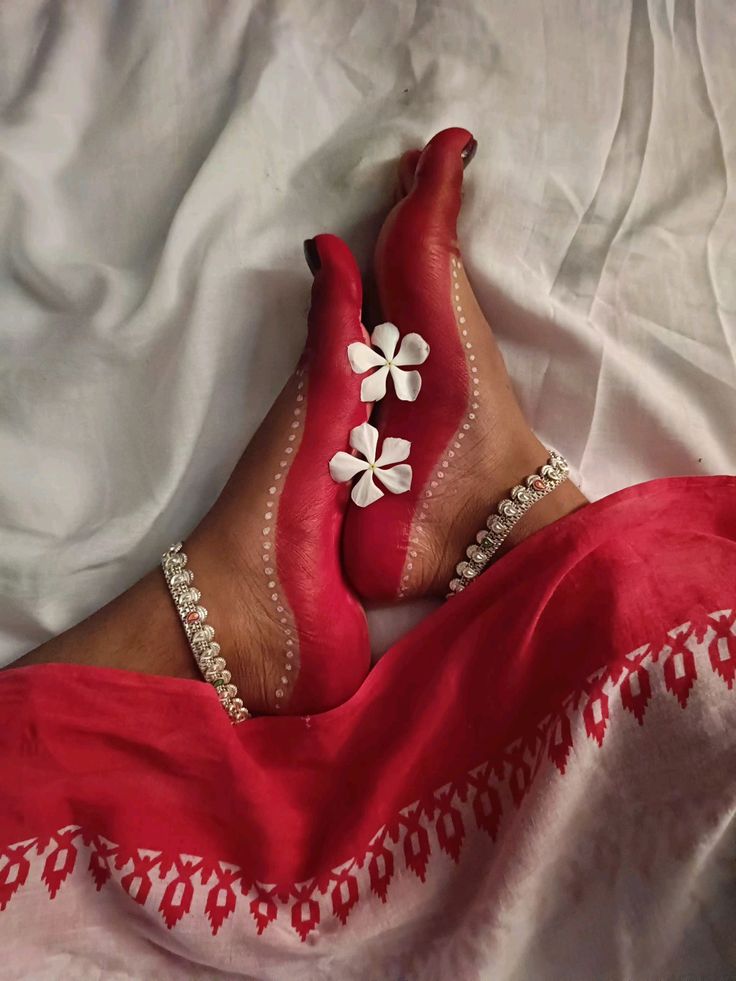 Alta: अविवाहित लड़कियां आलता लगाते समय एड़ियां क्यों नहीं मिलातीं? जानें इसके पीछे का रहस्य - Photo Gallery