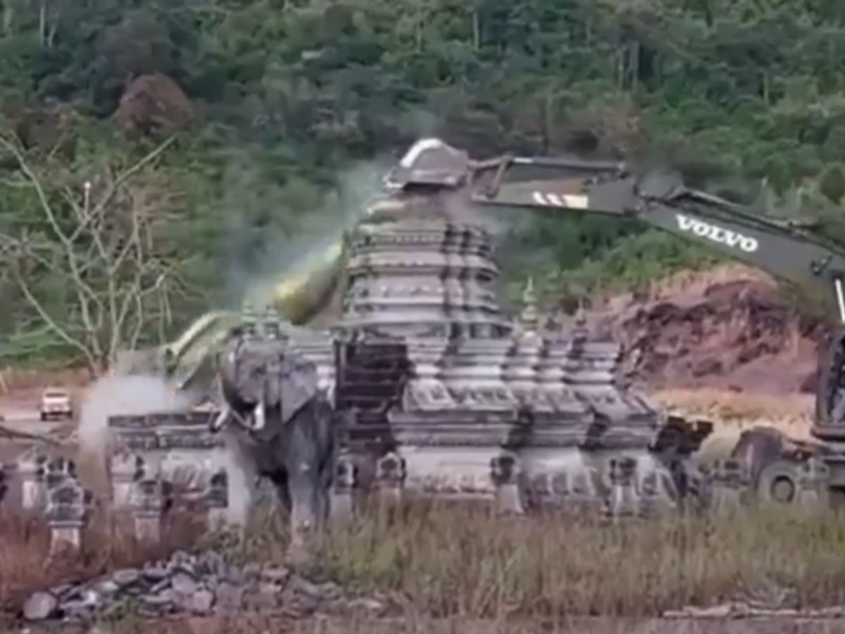 Cambodia में हुआ ‘महापाप’! बुलडोजर से तोड़ी गई भगवान विष्णु की मूर्ति, तस्वीरें देख छलकेंगे आंसू - Photo Gallery