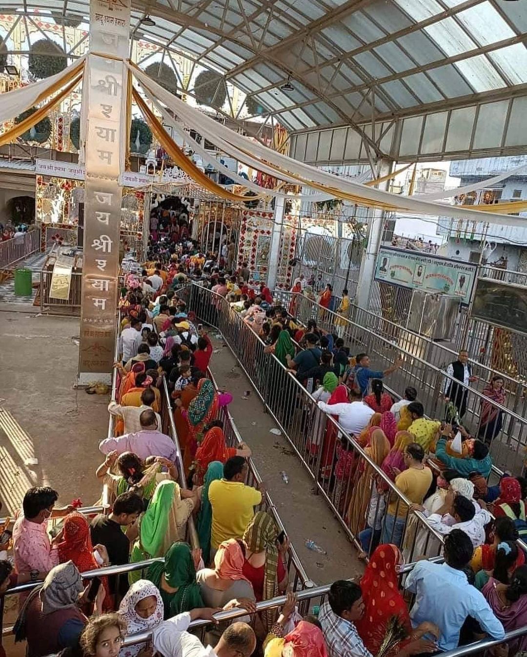 Khatu Shyam: खाटू श्याम जी मंदिर के श्रद्धालु में चढ़ें हुए नारियल का क्या होता है? - Photo Gallery