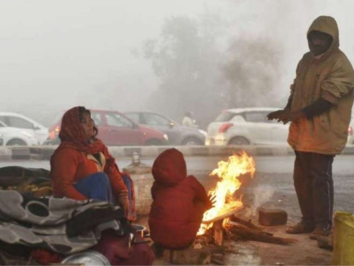 Delhi-NCR Weather: घने कोहरे की चादर में लिपटा दिल्ली-NCR, सड़के हुई गुम…ठंड से लोगों की हालत खराब! - Photo Gallery