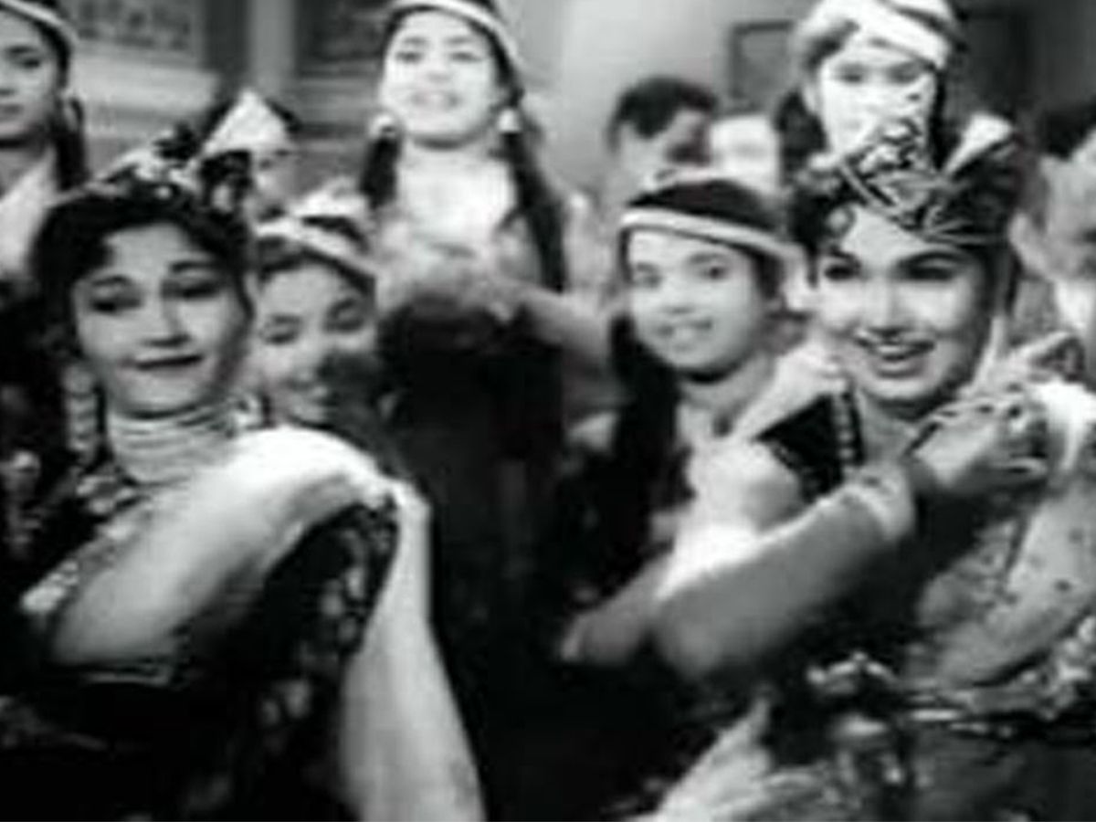 n-to-karwan-ki-talash-65-year-old-qawwali-in-durandhar-movie-ranveer-singh-akshaya-khanna ‘न तो कारवां की…’, 65 साल पुरानी ‘धुरंधर’ में जमाया असली रंग; सुपरहिट निकला ये सॉन्ग